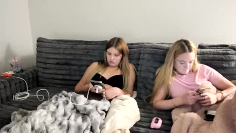 skiimaskabby online show from October 15, 8:04 am