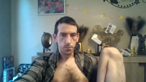 Snapshot of skinnybigcock2 chatting on December 22, 9:22 am SkinnyBigCock2 online show from December 22, 9:22 am