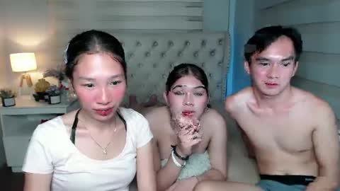Snapshot of sky_fox_sweetxx chatting on February 10, 1:33 pm online show from February 10, 1:33 pm