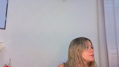 sky_johnson_ online show from October 18, 10:14 pm