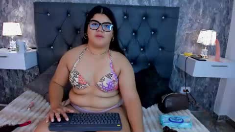 sky_white_ online show from June 22, 12:01 pm