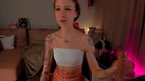 Snapshot of skyewavy chatting on January 12, 5:34 am online show from January 12, 5:34 am