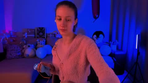 Snapshot of skyewavy chatting on December 3, 12:08 am online show from December 3, 12:08 am