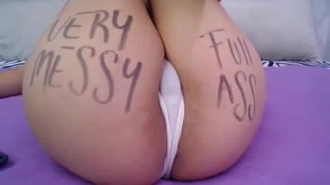 Snapshot of skynny_horney chatting on January 9, 12:03 am Skynny online show from January 9, 12:03 am