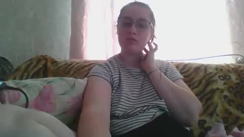 skyressie333 online show from May 1, 6:40 am