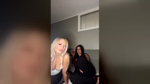 skywinters222 online show from May 23, 4:19 am