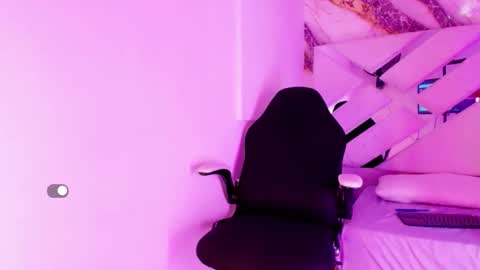 Small Hot19 online show from April 12, 3:27 pm