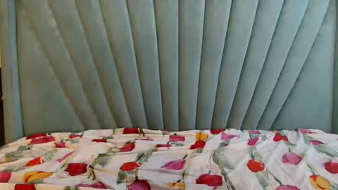 smiley_berry online show from December 19, 4:19 am