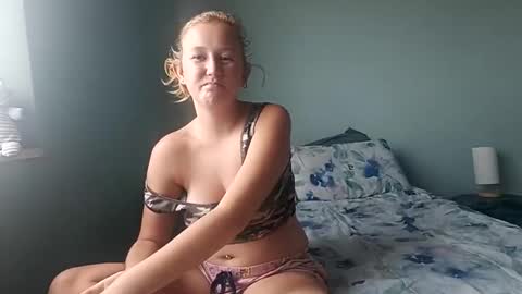 Sneakylildevils online show from April 17, 9:22 am