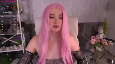 Snapshot of sofiebloom chatting on December 6, 4:52 am Sofie online show from December 6, 4:52 am