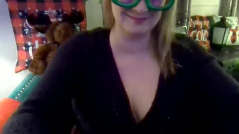 Snapshot of solesticia chatting on December 19, 11:03 pm solesticia online show from December 19, 11:03 pm