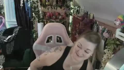 Snapshot of solesticia chatting on February 5, 10:22 pm solesticia online show from February 5, 10:22 pm