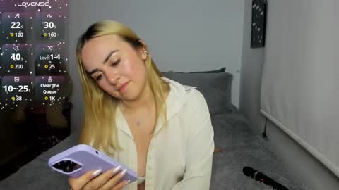 Snapshot of sophi_moreno chatting on February 27, 2:03 am Sofi online show from February 27, 2:03 am