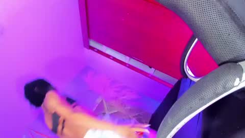 sophia_horny19 online show from June 20, 7:25 am