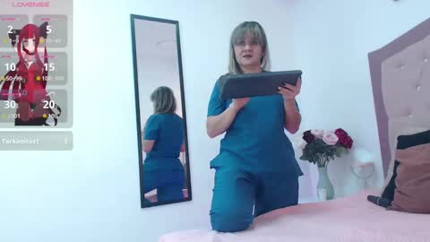 Snapshot of sophie_benett chatting on September 17, 8:23 pm Sophie online show from September 17, 8:23 pm