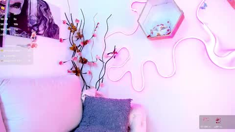 sophie_moon24 online show from March 6, 12:43 am