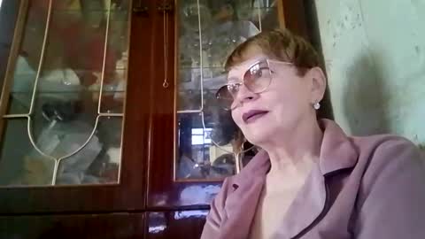 SophieBurnsX online show from May 21, 10:00 am