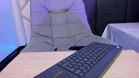 Snapshot of sophieharris__ chatting on February 12, 12:48 am sophieharris__ online show from February 12, 12:48 am