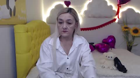 Snapshot of sophiekittyy chatting on February 16, 10:32 am sophiekittyy online show from February 16, 10:32 am
