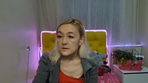 Snapshot of sophiekittyy chatting on January 28, 7:32 am sophiekittyy online show from January 28, 7:32 am
