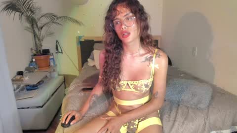 Snapshot of sophielondono21 chatting on January 23, 12:35 am SofiTrans21 online show from January 23, 12:35 am