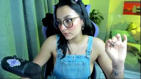 Snapshot of soy___lili chatting on February 9, 3:32 am Lili online show from February 9, 3:32 am