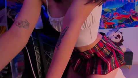 Snapshot of space__kittyy chatting on February 18, 1:10 am Val online show from February 18, 1:10 am