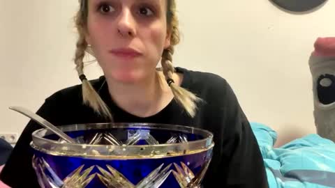 Spacegirl online show from December 26, 7:05 pm