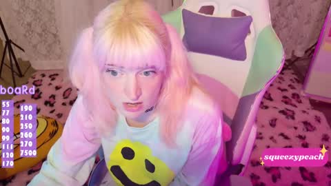 Snapshot of squeezypeach chatting on September 20, 1:52 am squeezypeach online show from September 20, 1:52 am