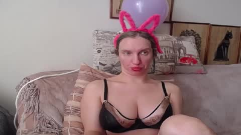 Snapshot of squirtyeleanor chatting on February 5, 10:08 am SquirtyEleanor online show from February 5, 10:08 am