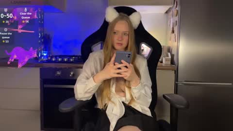 Snapshot of ssshadowheartbb chatting on September 9, 9:26 pm meow meow my fansly online show from September 9, 9:26 pm