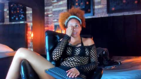 Snapshot of star_and_lippe chatting on December 9, 2:28 pm Star and Lippe online show from December 9, 2:28 pm