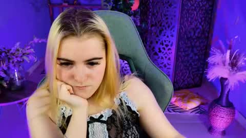 stef_nicks online show from October 17, 11:36 am
