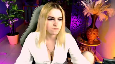 stef_nicks online show from May 4, 9:38 am