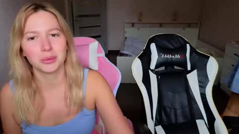 Snapshot of stefany_and_bettany chatting on September 24, 12:01 pm Stefany and Bettany online show from September 24, 12:01 pm