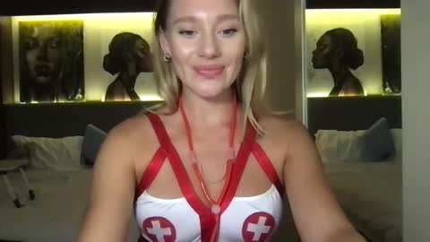 Stella online show from October 31, 3:45 pm