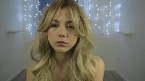 stella_wren online show from July 6, 11:06 pm