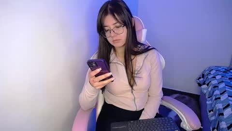 Snapshot of stepha_sweet chatting on February 18, 5:09 am Emma online show from February 18, 5:09 am
