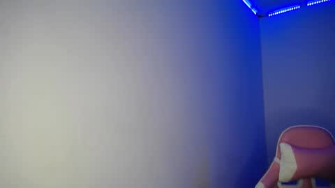 Snapshot of stepha_sweet chatting on February 9, 9:39 pm Emma online show from February 9, 9:39 pm