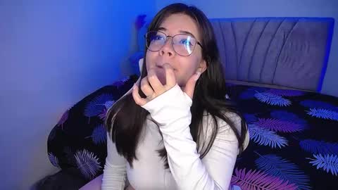 Snapshot of stepha_sweet chatting on February 4, 4:05 am Emma online show from February 4, 4:05 am