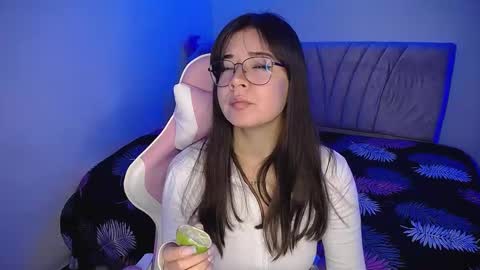 Snapshot of stepha_sweet chatting on February 4, 1:02 am Emma online show from February 4, 1:02 am