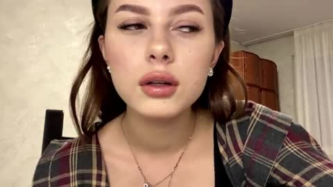 Stephani online show from March 31, 3:23 pm