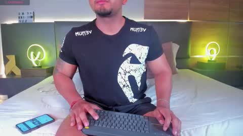 Snapshot of stone_lee_ chatting on September 14, 9:16 pm Stone Lee online show from September 14, 9:16 pm