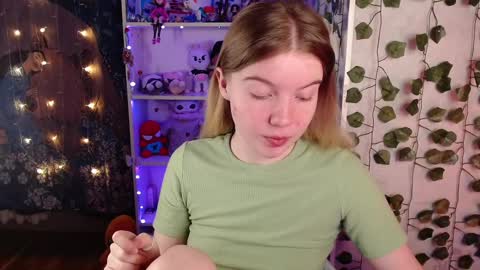 Snapshot of strawberry_juli chatting on March 4, 1:45 am Juli online show from March 4, 1:45 am