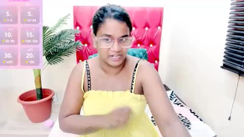 strawberry_lipz online show from November 4, 5:09 am