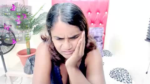 strawberry_lipz online show from October 22, 4:48 am