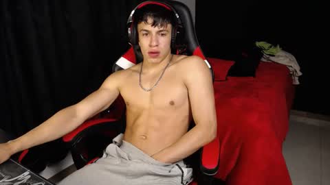 Snapshot of strong_jackxxx chatting on December 11, 5:43 am Daddy Jack online show from December 11, 5:43 am