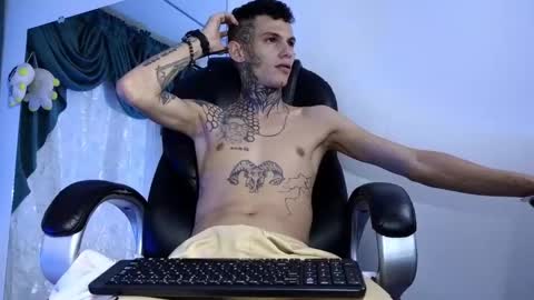 Snapshot of stuart_boy_ chatting on February 11, 7:54 am stuart_boy_ online show from February 11, 7:54 am