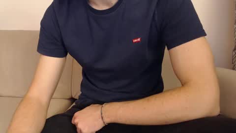 Snapshot of studfromparis chatting on March 8, 6:05 pm Stud From Paris online show from March 8, 6:05 pm