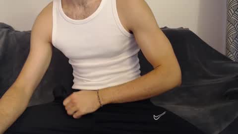 Snapshot of studfromparis chatting on December 3, 12:34 pm Stud From Paris online show from December 3, 12:34 pm